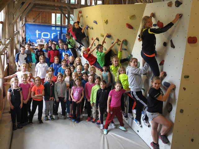 Gruppenbild an der Kletterwand