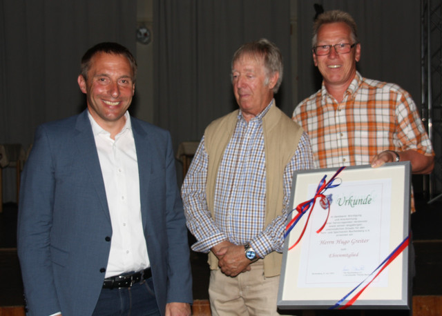 Hugo Greiter (Mitte), neues Ehrenmitglied TSV Buchenberg Peter Hofmann (rechts), 2. Vorstand Thomas Bernhard (links), 1. Vorstand