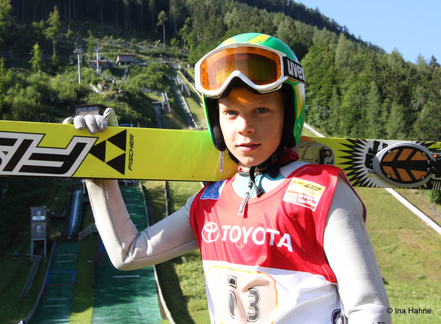 Lucas Mach vor den Schanzen der Ruhpoldinger Chiemgau-Arena 