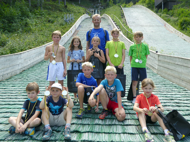 Das Buchenberger Team in Füssen - vorne von links nach rechts: Lucas Eichbauer, Tobias Wersig, Jakob Marcher, Leander Schedel, Julika Eichbauer – hintere Reihe: Beat Wiedemann, Nadine Färber, Anna Piekenbrock, Trainer Christian Rimmel, Sylvia Färber und Lukas Wersig