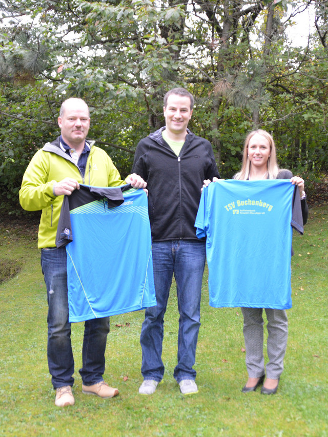 v.l.: Herbert Horelt, Rainer Wengenmayr (Abteilungsleiter Tischtennis), Sandra Schindler (Raiffeisenbank Buchenberg)