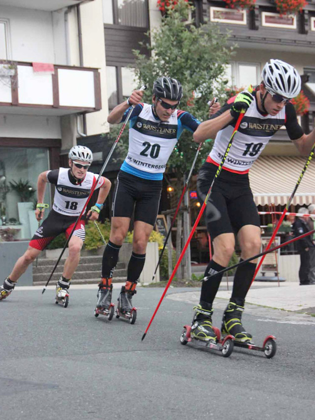 Denis Klarin (Nr. 20) im 10-km-Rennen durch die Winterberger Innenstadt (Foto: Anna Dellori/SK Winterberg)