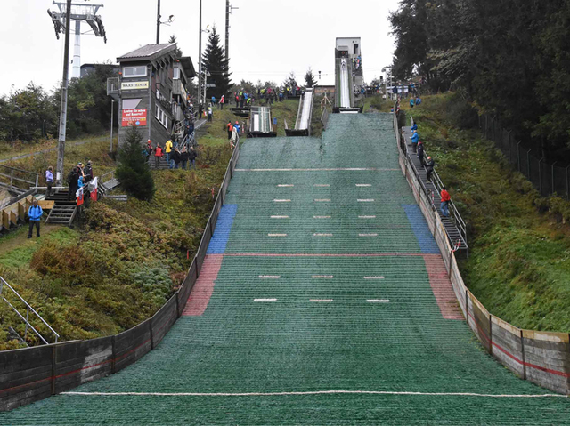 Die Schanzenanlage am Herrloh in Winterberg (rechts K44)