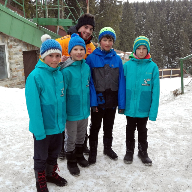 Das Allgäuer Schülercup-Team im Erzgebirge (von links nach rechts): Beat Wiedemann, Jakob Schupp, Michi Herrmann (ASV-Trainer), Jonas Holzhauer (SC Oberstdorf) und Lucas Mach