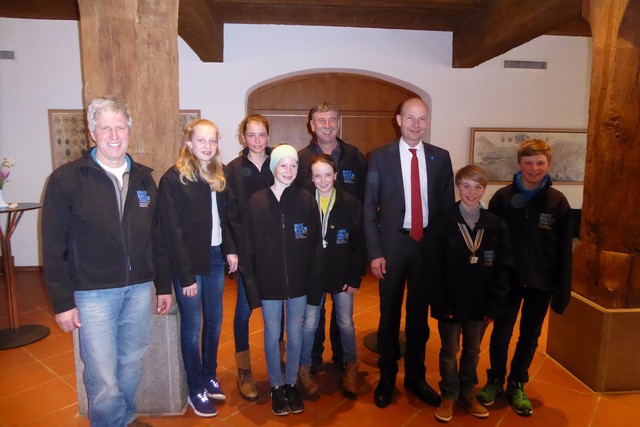 Alle Teilnehmer der Schülerolympiade in Innsbruck wurden von Kempten's Oberbürgermeister Thomas Kiechle am Donnerstag, den 03.03.2016 in der Schrannenhalle im Kemptener Rathaus, gebührend empfangen. Von links Edgar Rädler Betreuer des Teams Kempten, Judith Rapp SC Oberstdorf, Pia Schratt TSV Buchenberg, Alina Becht TSV Schwangau, Carla Rasch SC Oberstaufen, Liese Hartmann Trainer und Techniker des Kemptener Teams, Oberbürgermeister Thomas Kiechle, Robin Fischer TSV Buchenberg, Simon Jung SC Immenstadt (es fehlen Linus Egger SC Oberstaufen und Elias Keck TSV Buchenberg)