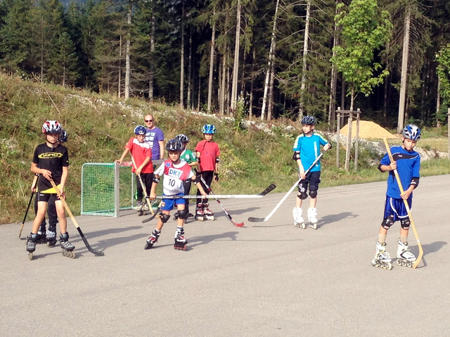 Beim Inline-Hockey wurde Koordination und Beweglichkeit geschult