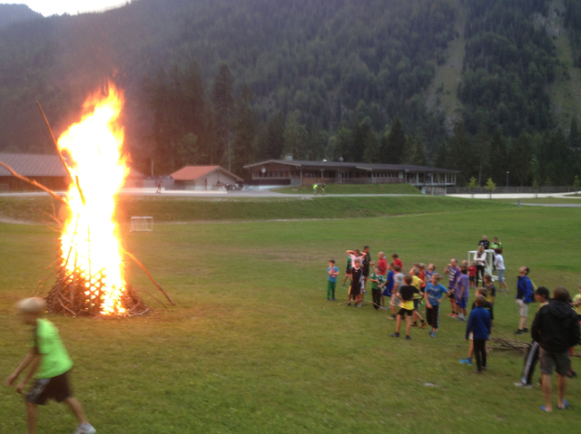 Als Rahmenprogramm gab es ein riesiges Lagerfeuer im Schanzenauslauf 