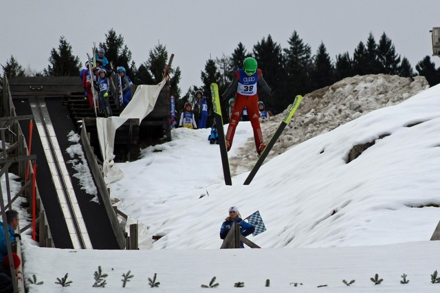 Jakob Marcher beim Sprung von der K43