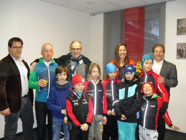 v. rechts: Bgm Toni Barth, Olympionikin Hanna Kolb, Dietmar Wolz (Abteilungsleiter Langlauf TSV Buchenberg) Ferdl Bär (Cheftrainer Langlauf TSV Buchenberg) Marc Murschhauser (1. Vorstand TSV Buchenberg) vorne Langlaufkinder TSV Buchenberg.