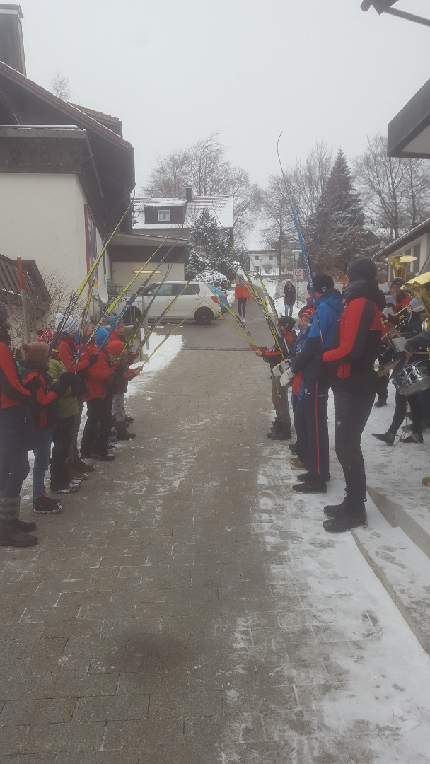 Spalier der Langlaufabteilung des TSV Buchenberg für Hanna Kolb. 