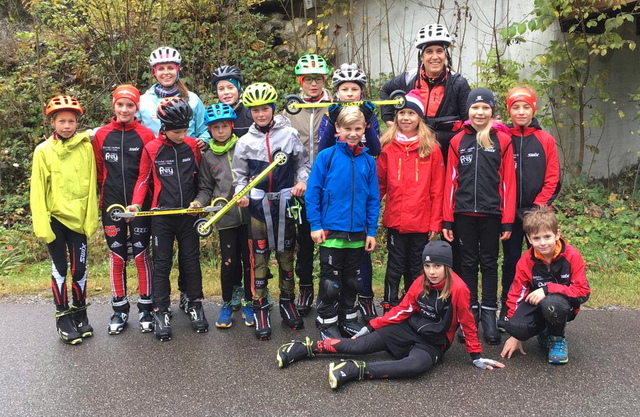 Viel Spaß im Trainingslager: Unsere Trainingsgruppen „Huskies“ und „Junior Huskies“ mit Rebecca Ehrlich (li.) und Eva Hottenroth.