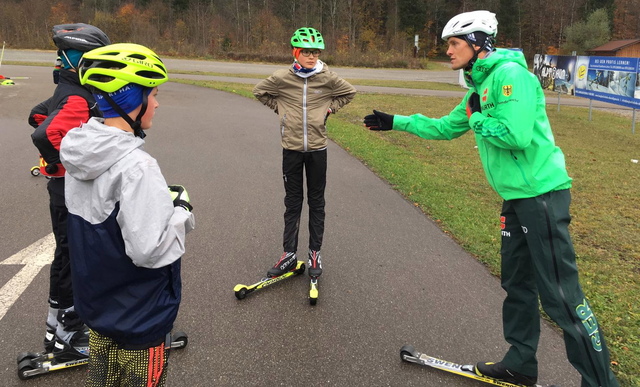 Aufmerksame Zuhörer hatte Sebastian Eisenlauer beim Skirollertraining im Langlaufstadion Ried.