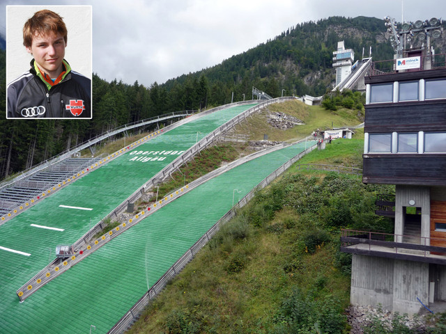 Denis Klarin springt auf der Oberstdorfer K120-Schanze (hinten) mit 124 Metern neuen Buchenberger Rekord