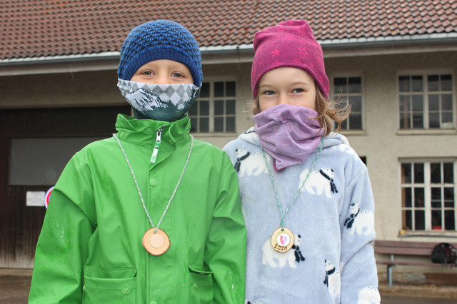 Hannes Dornach und Antonia Wegmann zusammen auf dem Podest