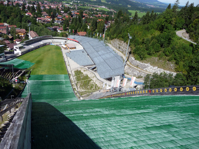 Der Blick nach unten in die Erdinger Arena aus der Sicht des Springers