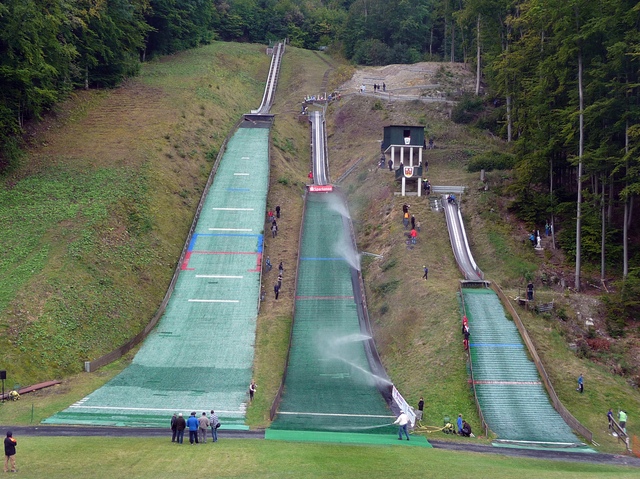 Die schön angelegten Naturschanzen K50, K30 und K16 in Haselbach in der Rhön