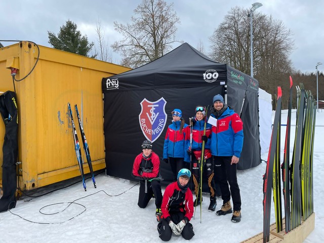 Unsere 4 DSC-Athleten/innen mit Abteilungsleiter Tobias Brack vor unserem NEUEN WACHSZELT!