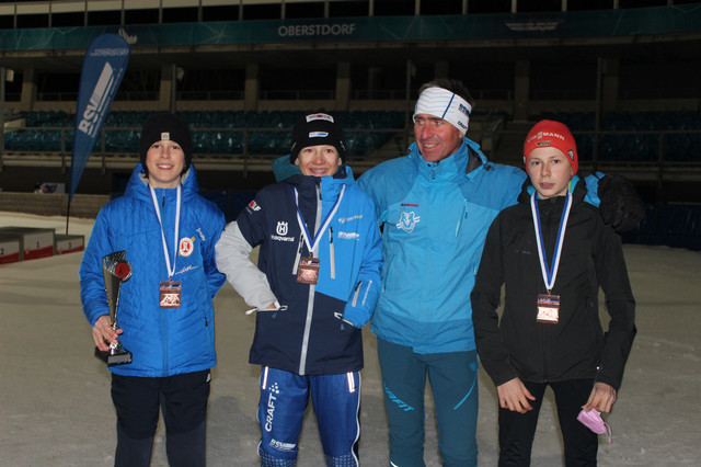 von links: Jonathan Munte (SC Oberstdorf), Ansgar Schupp, Trainer Steffen Wiedemann, Elias Mach