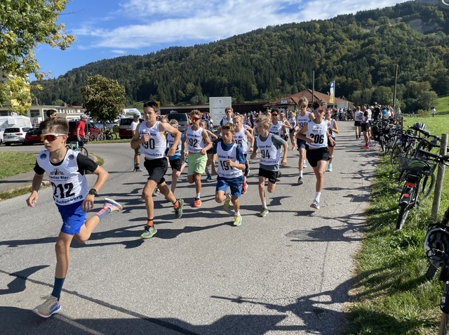 Starterfeld der AK U14/U15 mit Luis Brack (St.Nr. 191), Leif Buschmeier (St.Nr. 194) und Silas Laur (St.Nr. 206)