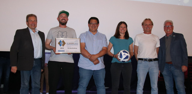 Verleihung Goldene Raute von links: Bürgermeister Toni Barth, Abteilungsleiter Florian Leiner, 1. Vorsitzender Marc Murschhauser, stellv. Abteilungsleiterin Jenny Keck, Sportlicher Leiter Peter Huber und KEAB Pele Hofmann - Foto: Karin Hofmann