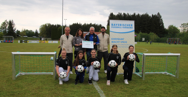 Foto: Karin Hofmann; Stehend von links: Sportlicher Leiter Peter Huber, Preisträgerin Jenny Keck, KEAB Pele Hofmann und Abteilungsleiter Florian Leiner Vorne: Juniorinnen des TSV Buchenberg