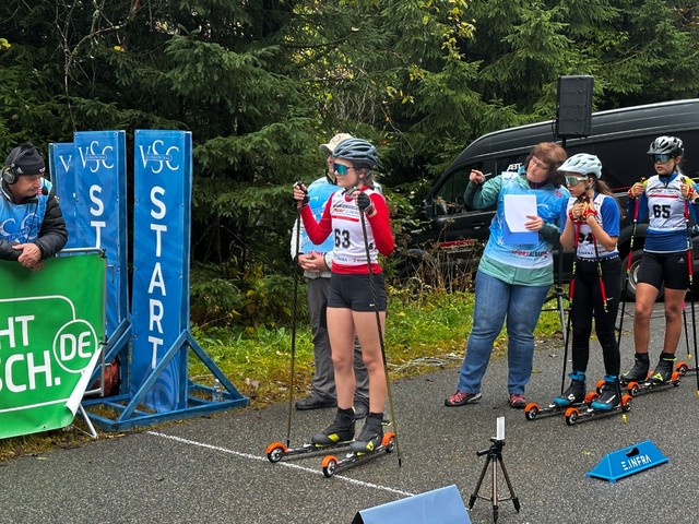 Nathalie Grotz (U14, w) am Start des 4,5 km Distanzrennen in der freien Technik!