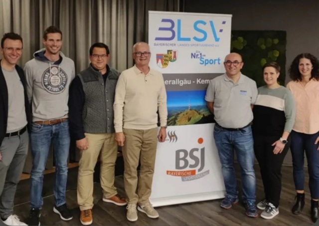 BLSV Kreisvorsitzender Oberallgäu / Kempten Jürgen Funke (3.v.r.) mit PrämienempfängerInnen