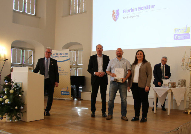 von links: Pele Hofmann, KEAB, Martin Sailer, Bezirkstagspräsident, Florian Schäfer, Sabrina Hüttmann, BV und im Hintergrund Günther Brenner, BEAR