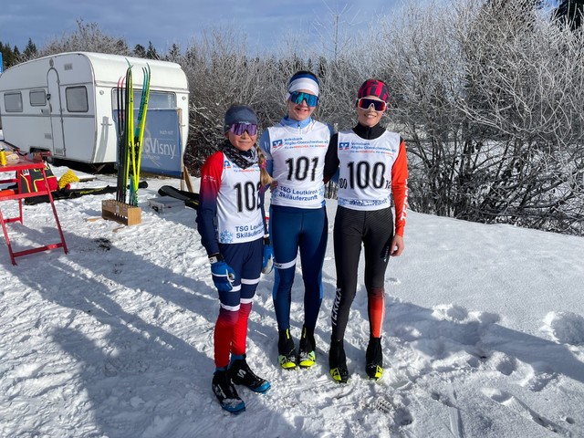 Mitte: Nathalie Grotz (U14, w) mit ihrer starken Konkurrenz (Freundinnen) Elena Beuckmann (li.) und Milla Hagspiel (r.), beide vom SC Oberstdorf