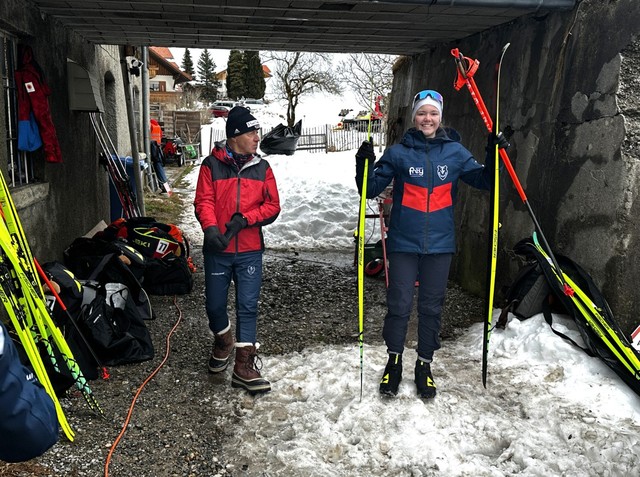 Linda`s Vorfreude auf ihr Rennen - dank perfekt gewachster Skier von Ferdl Bär`s Unterstützung (links im Bild)!