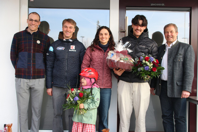 (v.r.) Bürgermeister Toni Barth, Juniorenweltmeister Elias Keck, Lena Keck, Robin Fischer, Kilian Koller