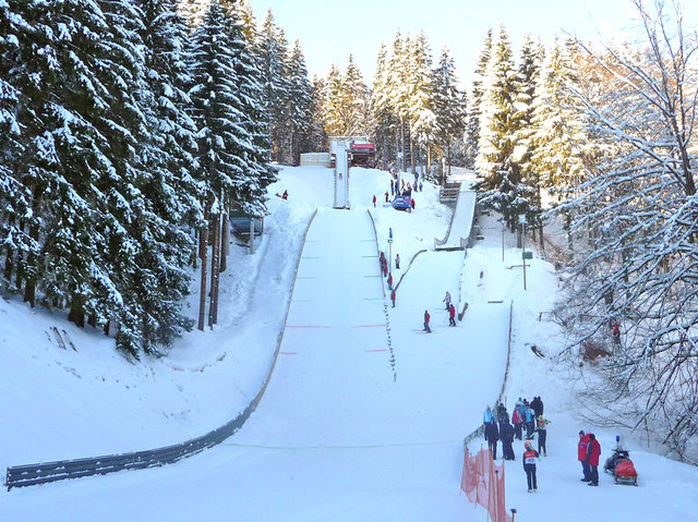 Die Richard-Möller-Schanzen in Schmiedefeld am Rennsteig (Thüringen) mit der K45-Schanze (links)