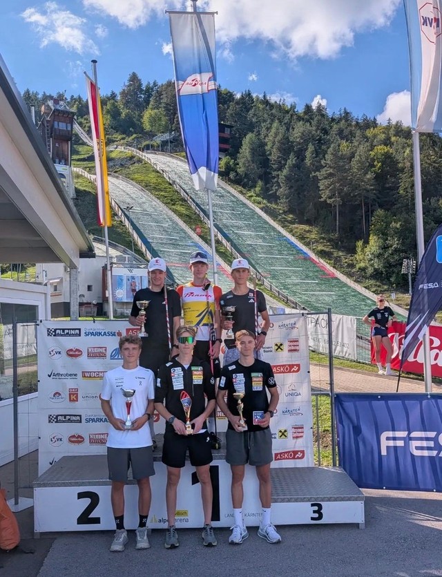 Ansgar Schupp (1 o. l.) strahlt auf dem Podium über den 2. Platz in der Nordischen Kombination beim FESA Alpen-Cup in Villach.