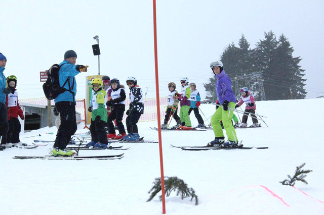 Skisprungtrainer Christian Rimmel gibt den Kindern Instruktionen vor dem Start