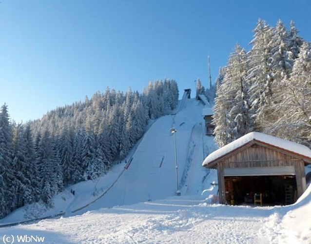 Die K85-Schanzenanlage in Baiersbronn am Ruhestein bei Kaiserwetter am zweiten Wettkampftag