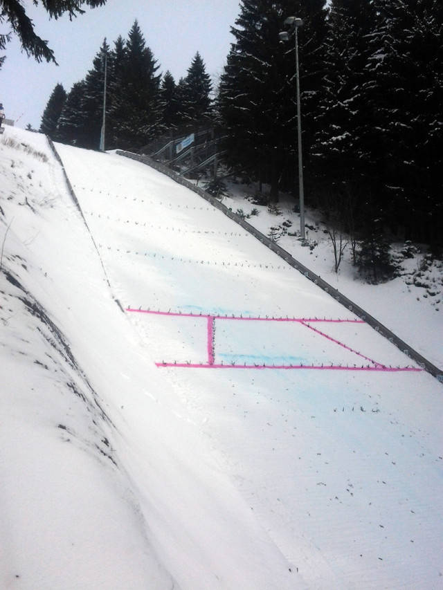 Die obere farbige Linie markiert den K-Punkt (66 m), die untere Linie den Hill-Size (70 m) der Schanze