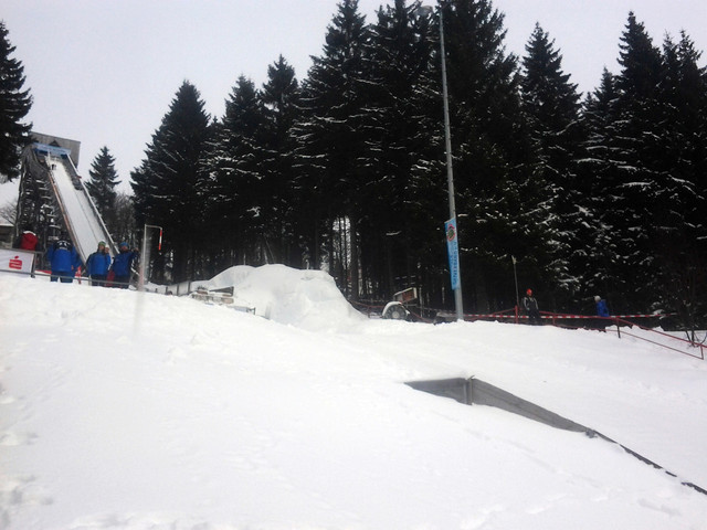 Der Schneehaufen neben dem Schanzentisch wirkt wie ein großer „Luftbock“