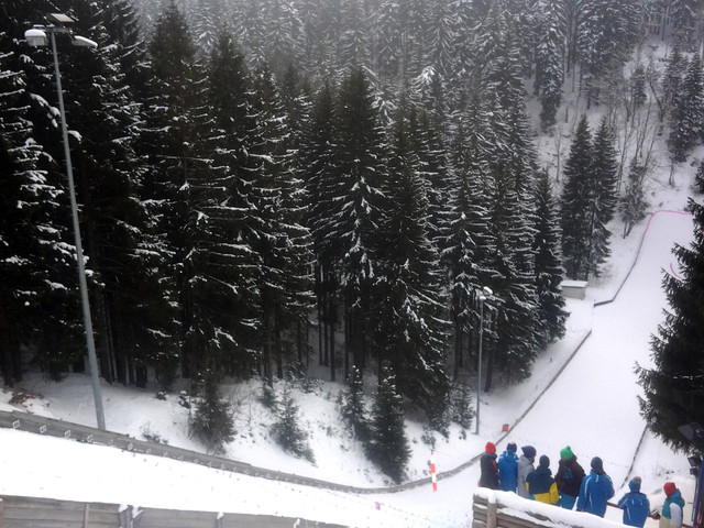 Umrahmt vom Thüringer Wald: der steile Aufsprunghang der Jugendschanze  