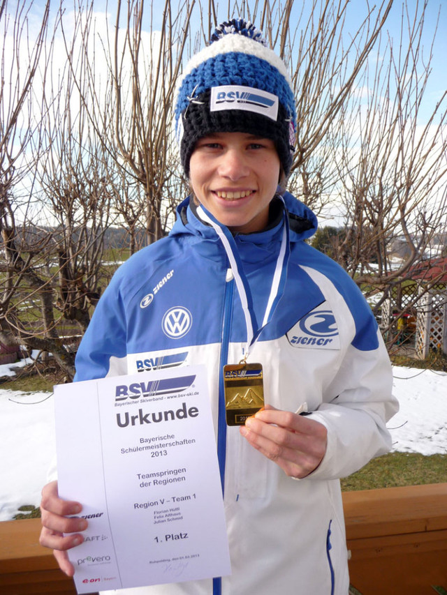 Florian Hüttl präsentiert stolz die Goldmedaille und Urkunde für den Bayerischen Schülermeistertitel