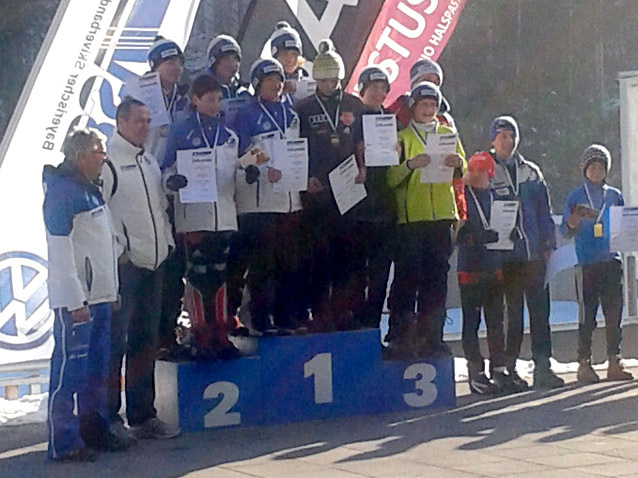 Das Meister-Team auf dem 1. Platz mit den BSV-Landestrainern Alois Uhrmann (Skisprung) und Thomas Müller (Nordische Kombination) (1. und 2. von links)
