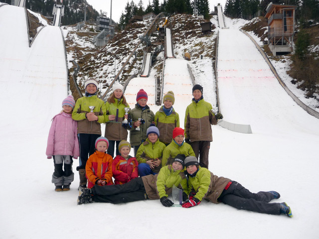 Das erfolgreiche Buchenberger Skispringer- und Kombiniererteam zusammen mit ihren jüngsten Fans