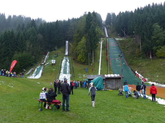 Die K60-Schanze (ganz rechts) am Hasenberg in Isny-Großholzleute wurde zum Wettkampf noch vom Schnee befreit