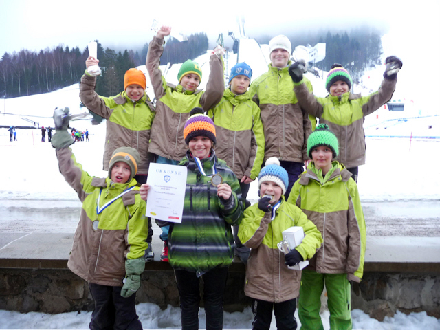 Die Pokal-Abräumer haben allen Grund zum Jubeln - hintere Reihe (v. l. n. r.): Simon M., Maxi, David, Sebi, Simon H. - vordere Reihe (v. l. n. r.): Pirmin, Florian, Aaron und Elias (es fehlt: Lena) 