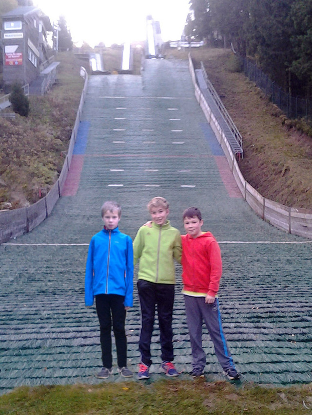 Das Buchenberger Dreier-Team Simon Mach, Simon Hüttl und Aaron Wiedemann (von links nach rechts) vor den Winterberger Schanzen „Am Herrloh“ (K44 ganz rechts)