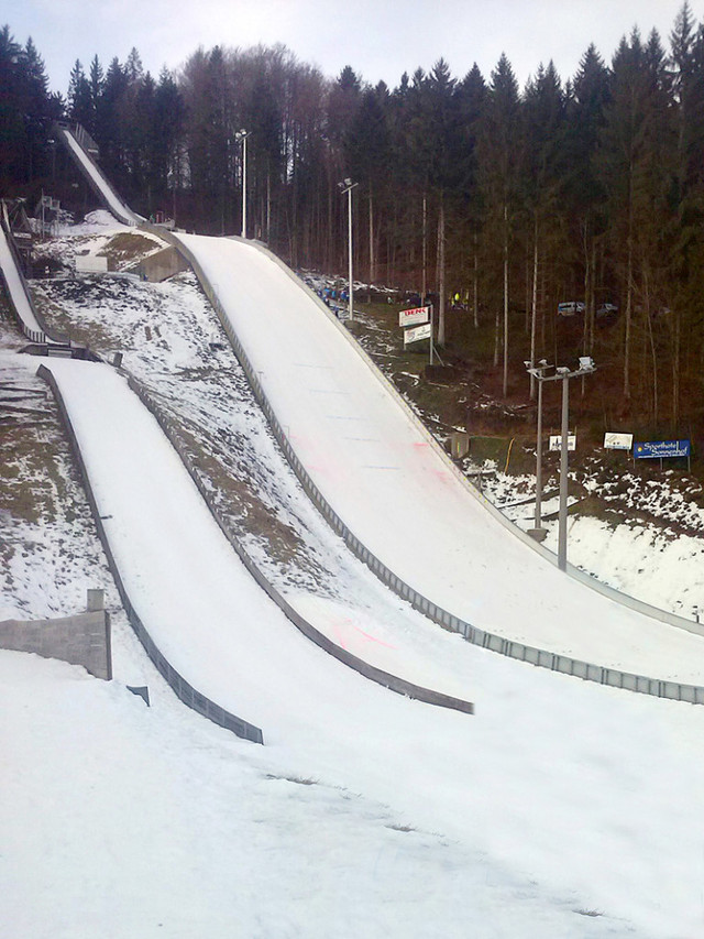 Derzeit eine der wenigen mit Schnee belegten Sprunganlagen: die Baptist-Kitzlinger-Schanzen ( K74 rechts)  in Rastbüchl