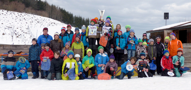 Alle Teilnehmer im Teamwettbewerb mit der Buchenberger Siegermannschaft (Bildmitte mit Pokal)