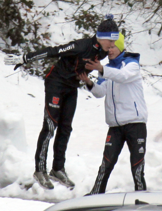 Sprung-Imitationen von Denis mit Hilfe von Teamkollege Vinzenz Geiger (SC Oberstdorf)