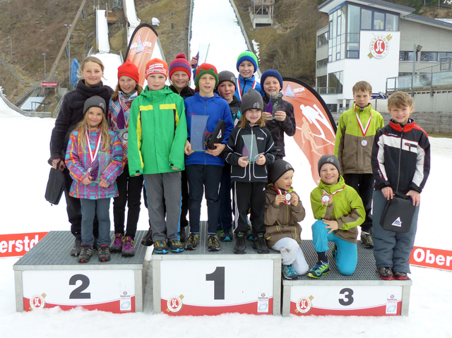 Die erfolgreichen Buchenberger Tournee-Teilnehmer (von links): Lena Burger, Anna Piekenbrock, Sophia Maurus, Aaron Wiedemann, Ludwig Burger, Lucas Mach, Beat Wiedemann, Simon Hüttl, Julika Eichbauer, Jakob Marcher, Ansgar und Jakob Schupp, Simon Mach und Lukas Wersig          