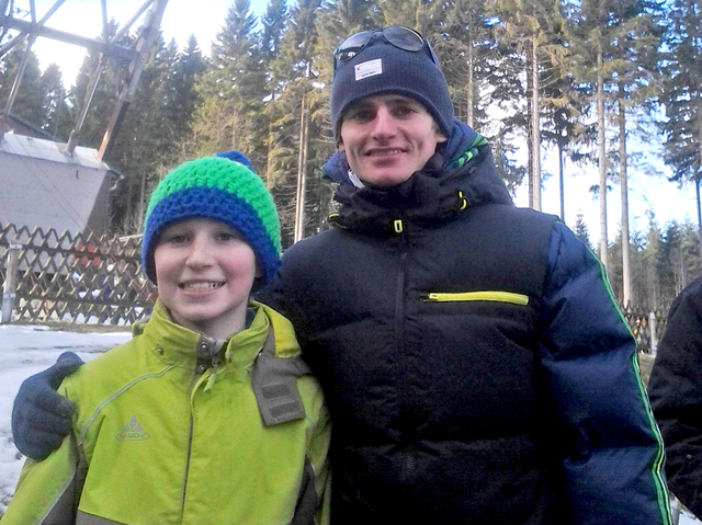 Simon Hüttl lies es sich nicht nehmen, mit DSV-Skispringer Richard Freitag zu posieren