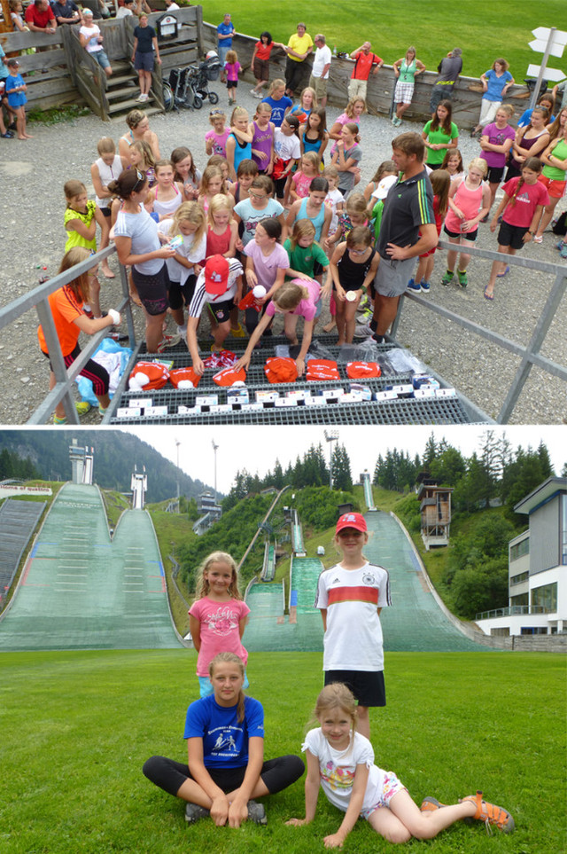 Die jungen Skispringerinnen beim Aussuchen ihrer „DSV-Geschenke“ (Bild oben) – Das Buchenberger Mädchenteam vor den Sprungschanzen: Anna Piekenbrock und Syliva Färber (stehend hinten von links), Lena Burger und Julika Eichbauer (sitzend von links)